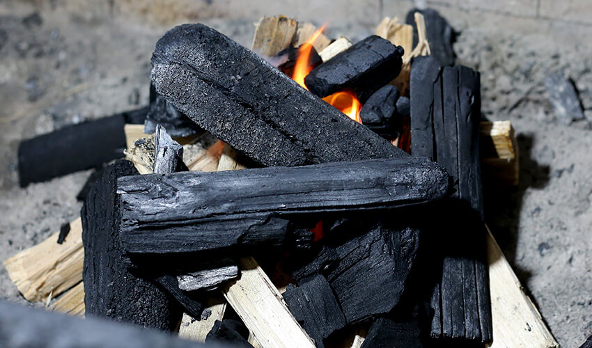 Carvão e brasas queimando em plena capacidade em seu pico em uma